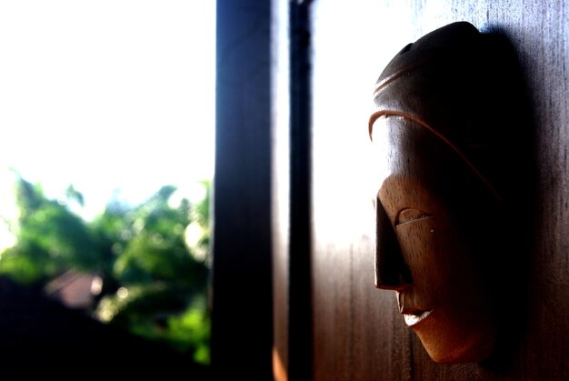 Foto houten masker op de muur gemonteerd