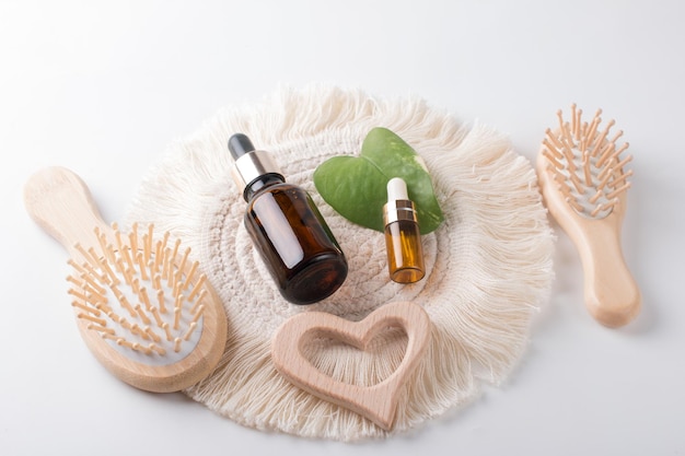 houten massagekam voor het hoofd Wellnessbehandelingen met aromatische oliën