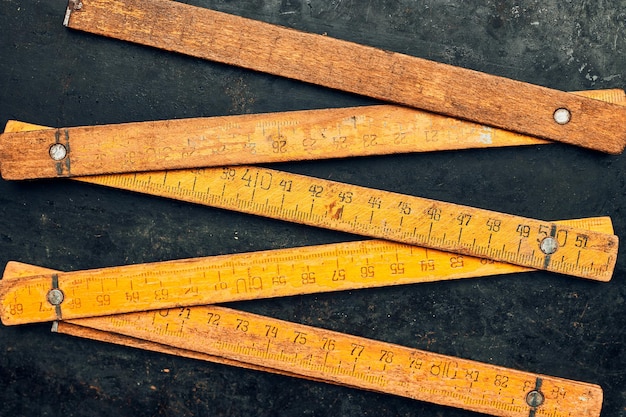 Foto houten meting oude liniaal op metalen oppervlak meetgereedschap technische achtergrond met kopieerruimte