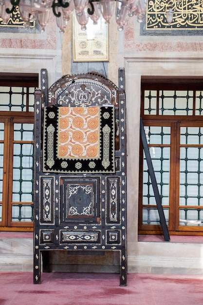 Houten minbar preekstoel uit de Ottomaanse tijd in moskee