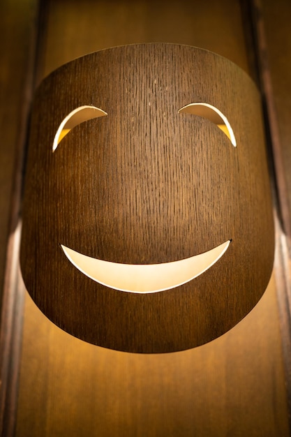 Foto houten moderne kroonluchter in het interieur in de vorm van een smiley