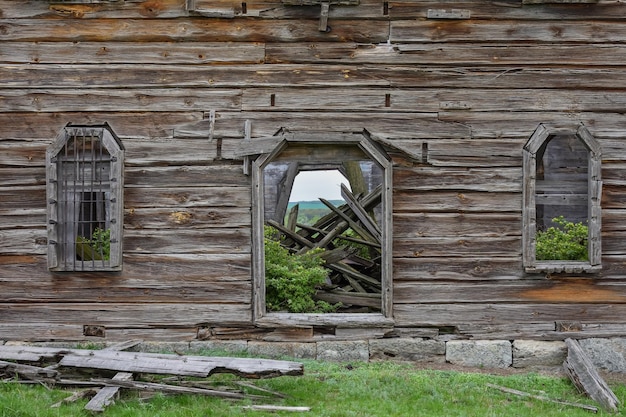 houten muren van verlaten kerk, houten verlaten tempel van binnenuit