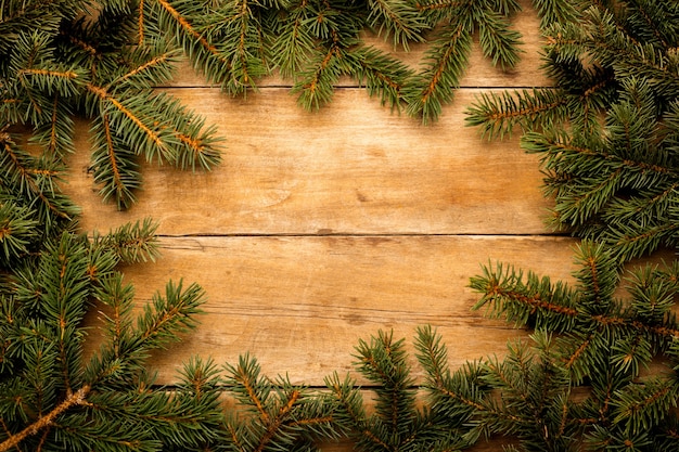 Houten muur met kerstboomtakken. Kerstconcept. Banier. Ruimte kopiëren.