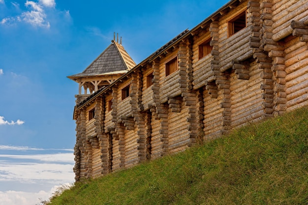 Houten muur van een oude Russische vesting Hoogwaardige foto