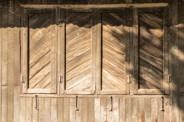 Houten muur van huis en venster met dak in zonnige dag, tropisch klimaat