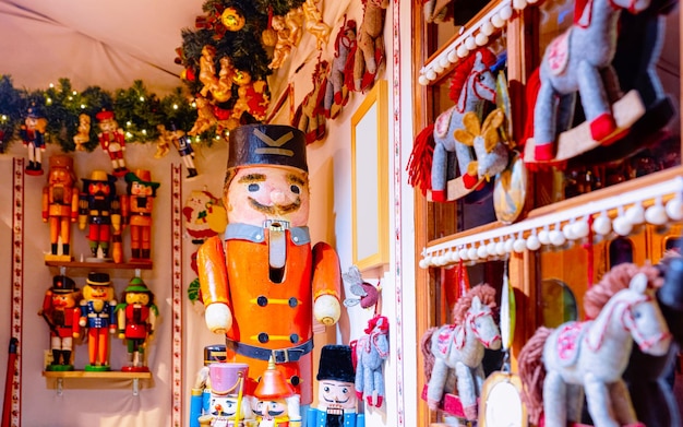 Houten notenkrakers Kerstboomversieringen op de kerstmarkt op de Gendarmenmarkt in Winter Berlijn, Duitsland. Houten notenkrakers speelgoed op Advent Fair, en kraampjes met ambachtelijke artikelen in Bazaar.