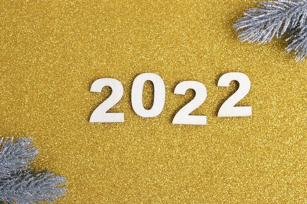 Houten nummers nieuwjaar 2022 op gouden glitter achtergrond