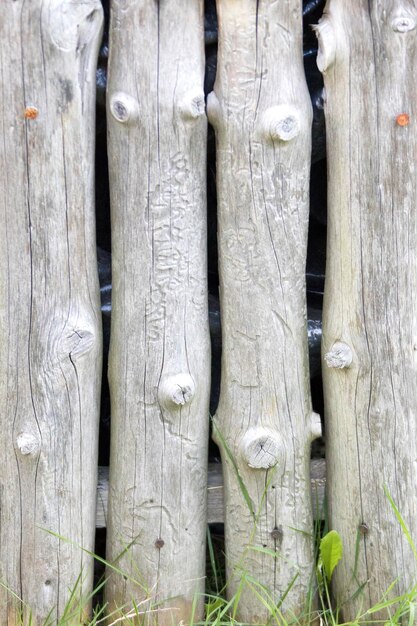 Houten omheining van onbehandelde planken