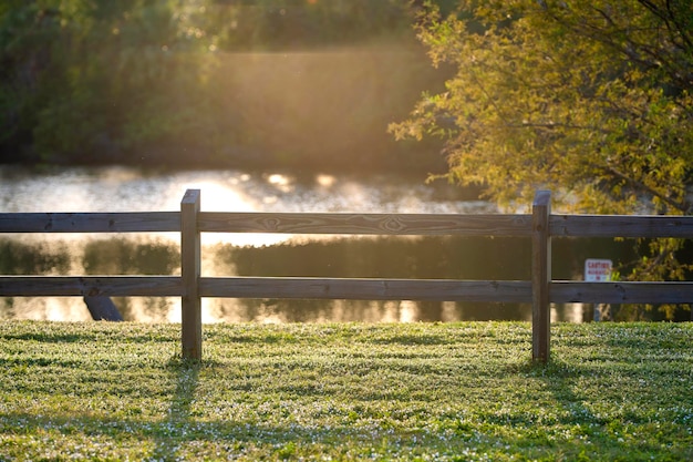 Houten omheiningsbarrière op landbouwgronden voor vee en territoriumbescherming