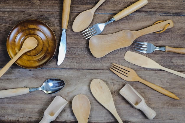 houten oppervlak en een houten lepel en vork op houten tafel.