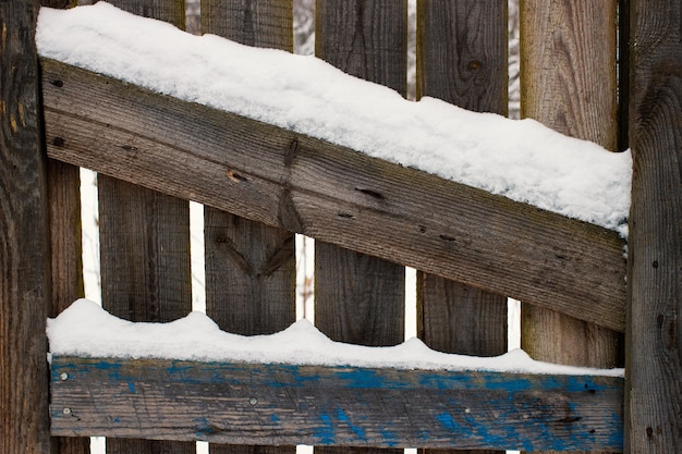 Houten oppervlak en sneeuw