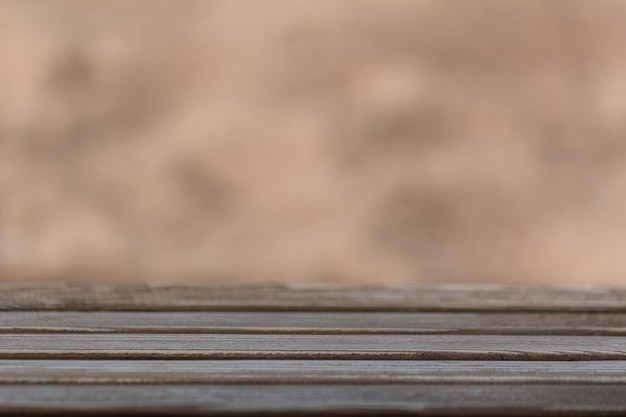 Houten oppervlak op een beige achtergrond van zand