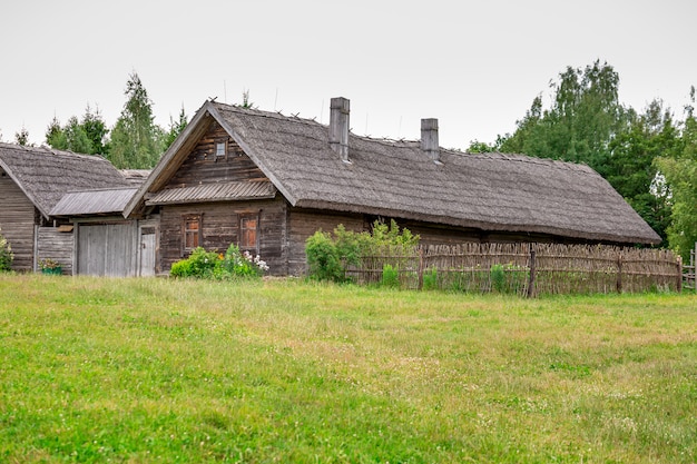 Houten oud gebouw in een veld