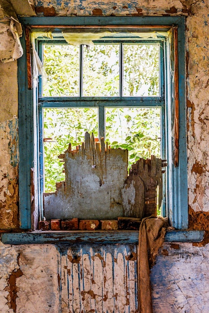 Houten oud raam van binnenuit. binnen houten huis venster muur grunge