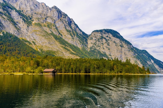 Houten oud vishuis aan het meer Koenigssee Konigsee Berchtesgaden Nationaal Park Beieren Duitsland