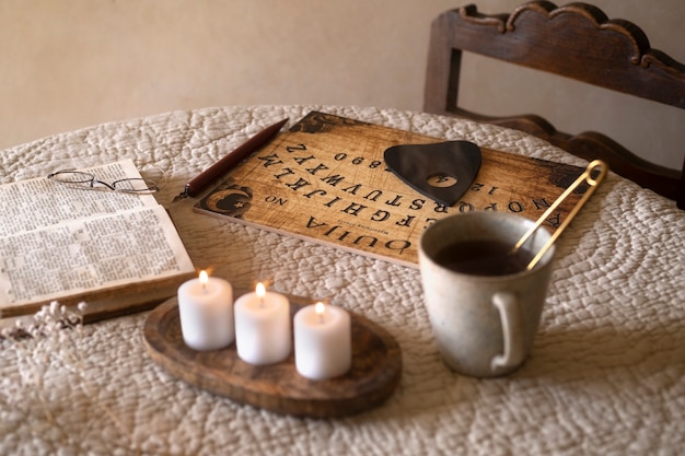Foto houten ouija bord en warme drank hoge hoek