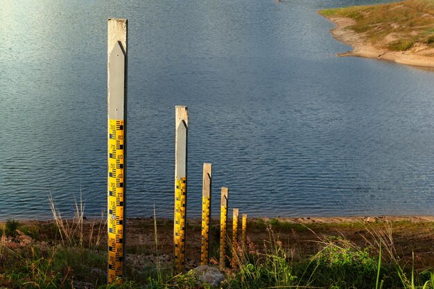 Foto houten paal in het meer