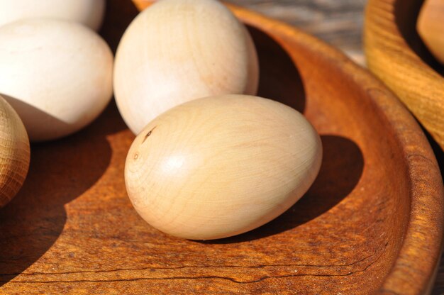 Houten paaseieren om op houten ondergrond te schilderen