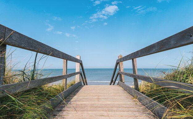 Houten pad aan de Oostzee over zandduinen met uitzicht op de oceaan