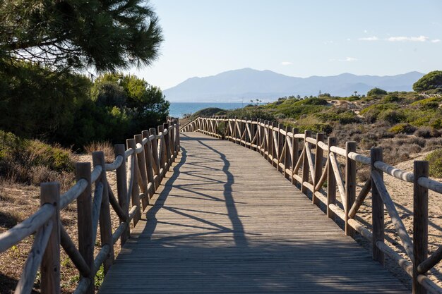 houten pad naar de Middellandse Zee met een heldere hemel