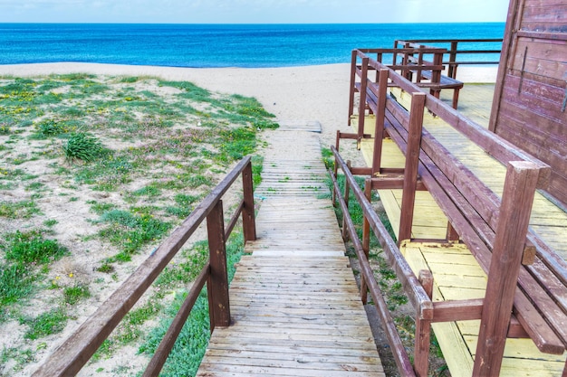 Houten pad naar het strand in Sardinië Italië