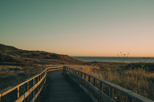 houten pad naar het strand