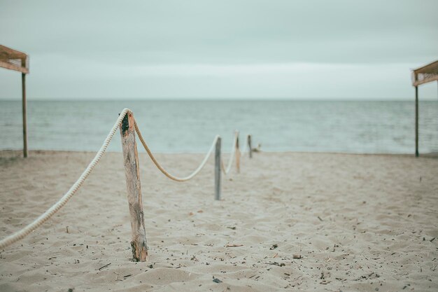 Foto houten palen op het strand tegen de lucht