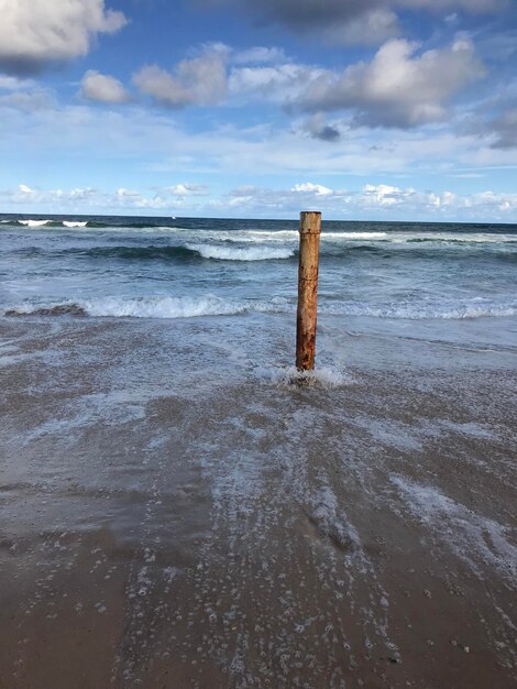 Foto houten palen op het strand tegen de lucht