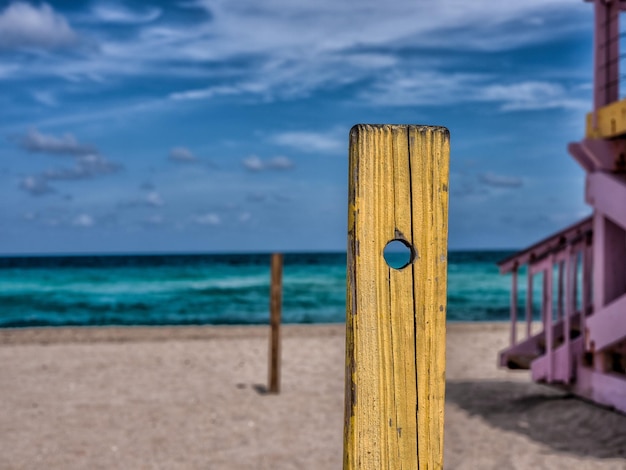 Foto houten palen op het strand tegen de lucht