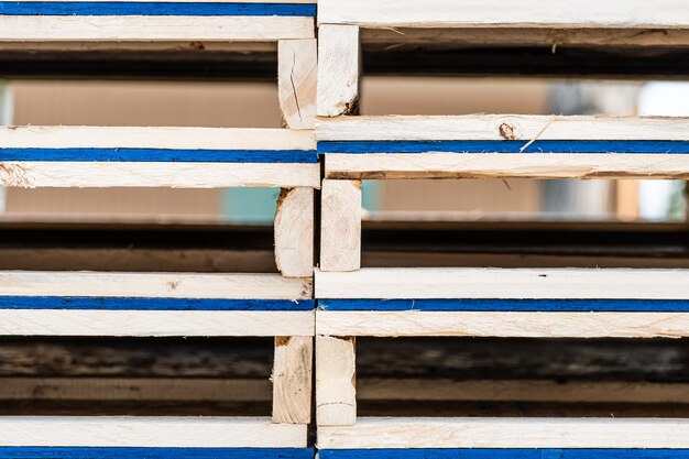 Houten pallets in fabriek klaar voor verzending naar klanten