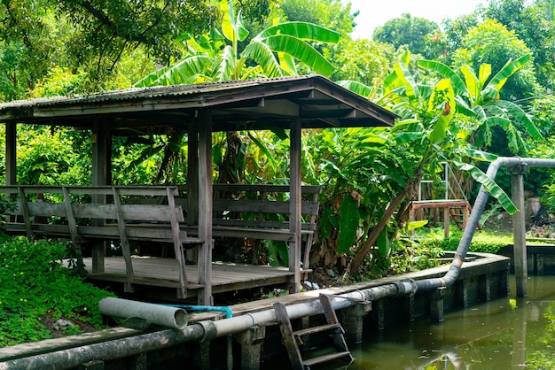 houten paviljoen aan het kanaaltje