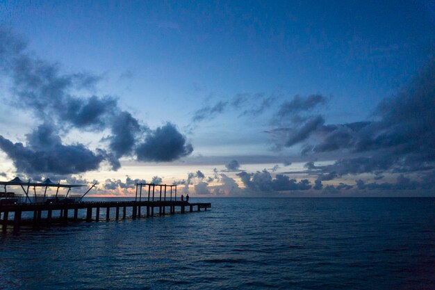 Houten pier bij zonsondergang exotisch tropisch reislandschap