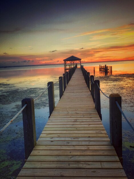 Foto houten pier die naar een rustige zee leidt