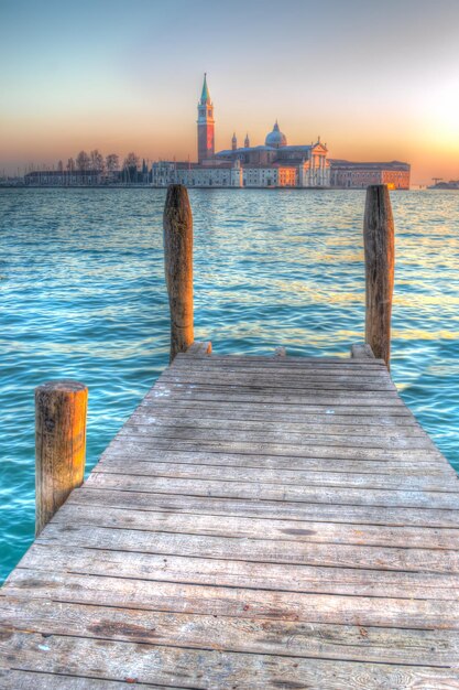 Houten pier in Venetië, Italië, iso 100 zwaar verwerkt voor hdr-toonmapping-effect