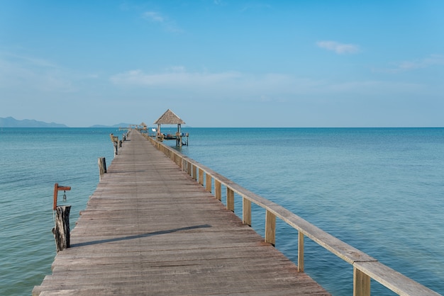 Houten pier met boot in Phuket, Thailand. Zomer-, reis-, vakantie- en vakantie-concept.