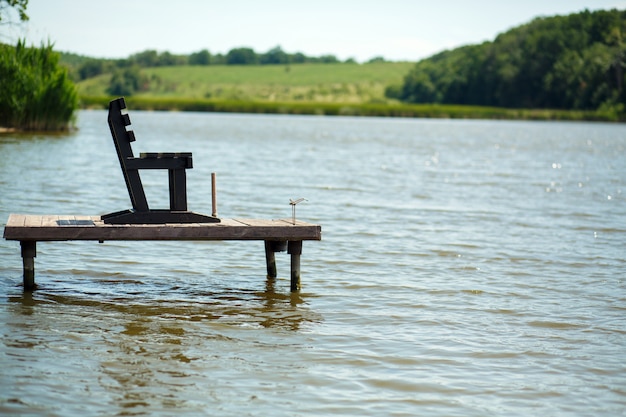 Houten pier op het meer in het dorp.