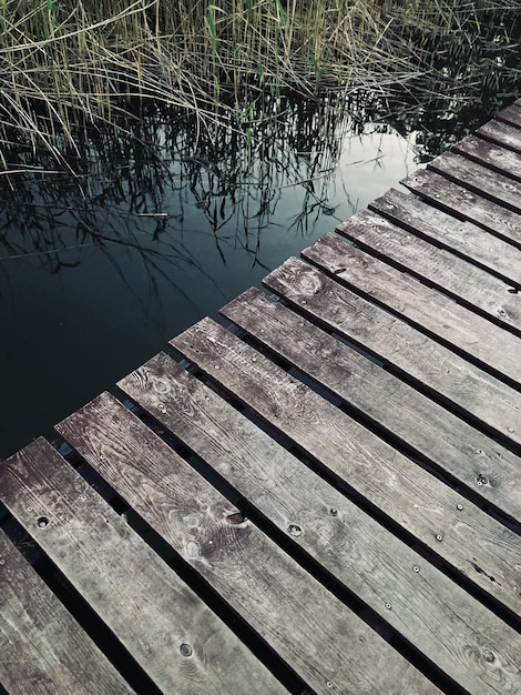 Houten pier op het meer