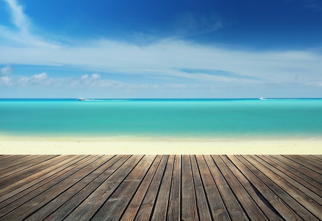 Houten pier op het strand