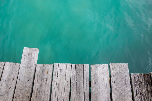 Houten pier over de prachtige zee.