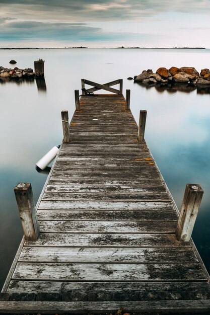 Foto houten pier over de zee tegen de lucht