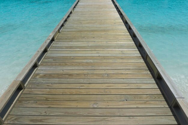 Houten pier over helderblauwe zee