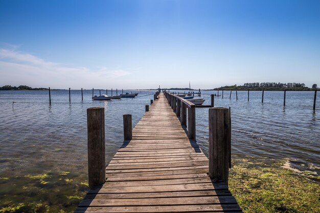Foto houten pier over het meer tegen de lucht