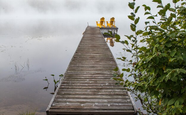 Foto houten pier over het meer