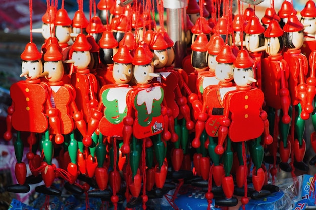 Houten pinokkio-poppen met zijn lange neus