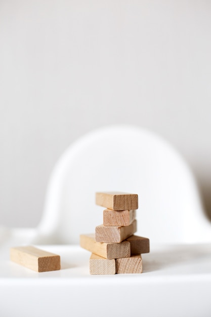 Houten piramide op de kinderstoel