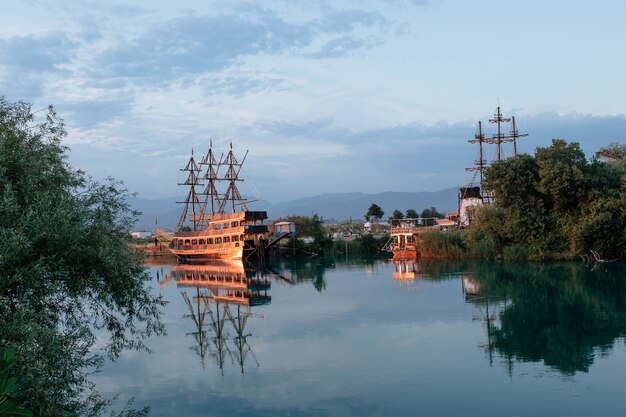 Houten piratenschip op de rivier monovgat turkije het concept van toerisme en entertainment