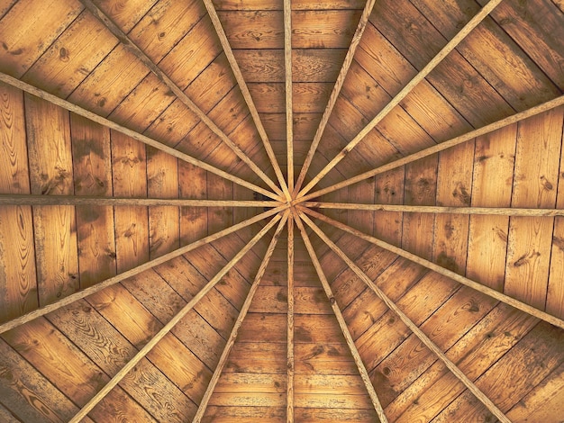 Houten plafond van een tuinhuisje