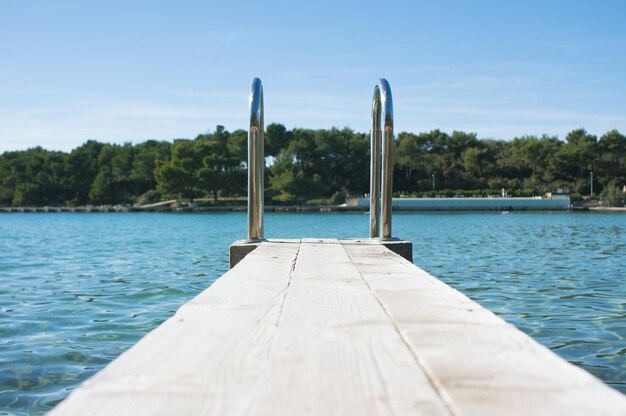 Foto houten plank bij het meer