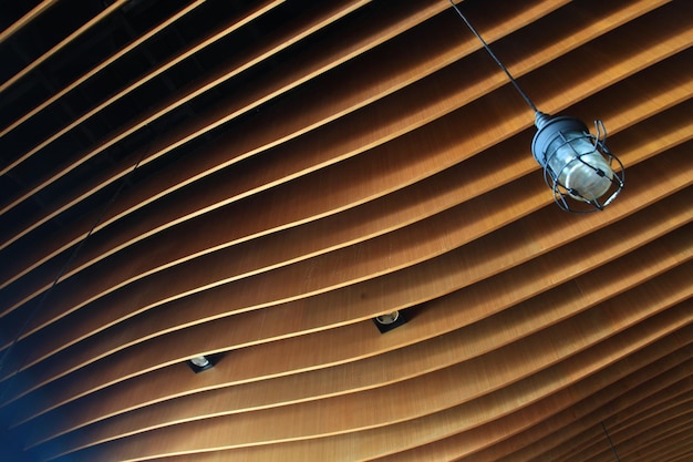 Foto houten plank kunstwerk voor plafond met hanglamp