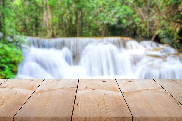 Houten plank lang tafelblad met buitenthema op wazige watervalachtergrond